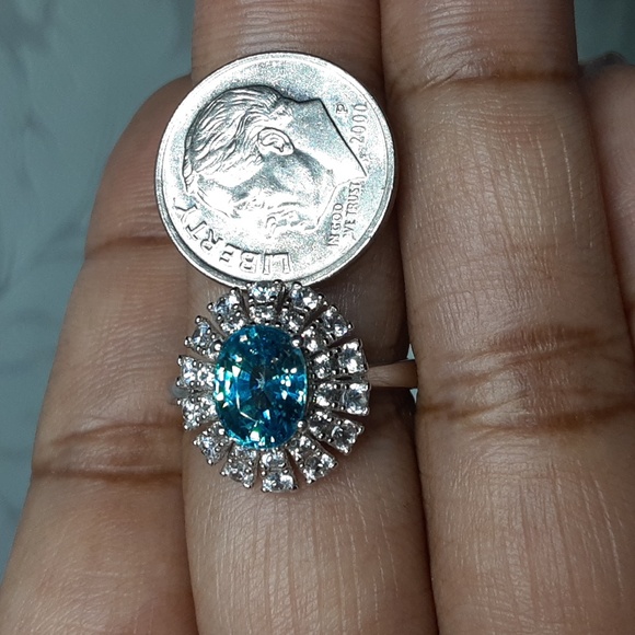 925 Blue And White Zircon Ring. - Picture 5 of 6